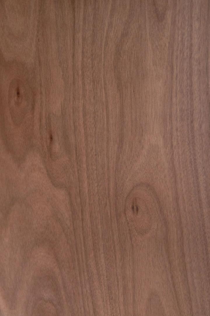 Texture legno naturale marrone con venature verticali, materiale per arredamenti e restauro falegnameria.