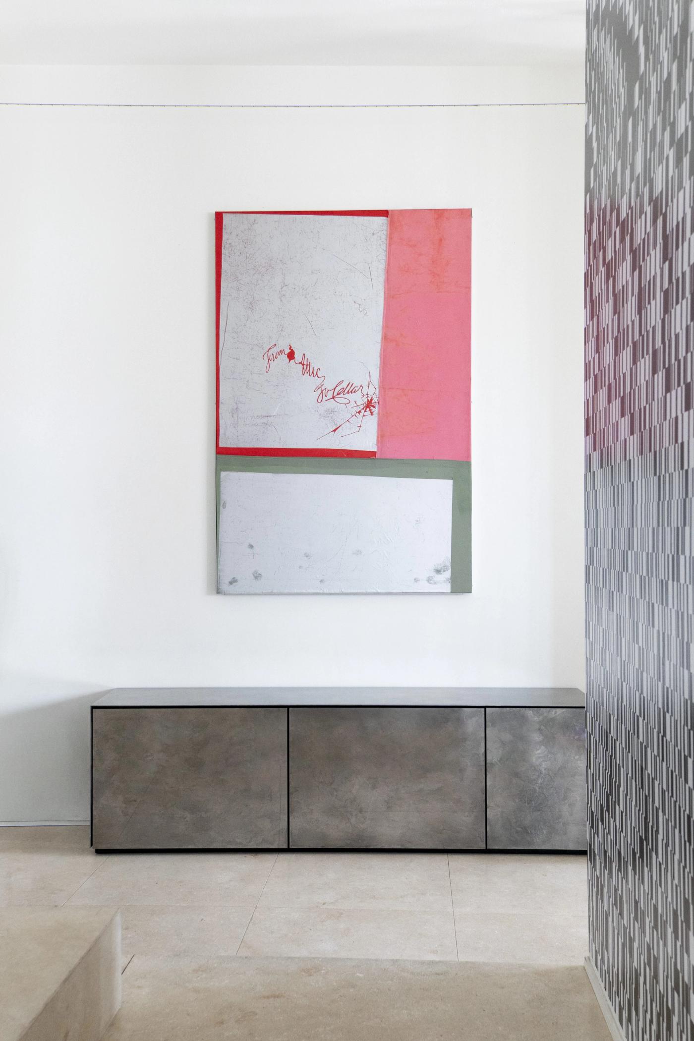 Credenza in legno con ante in cemento, complemento d'arredo moderno su misura Loreti e Sibilla.
