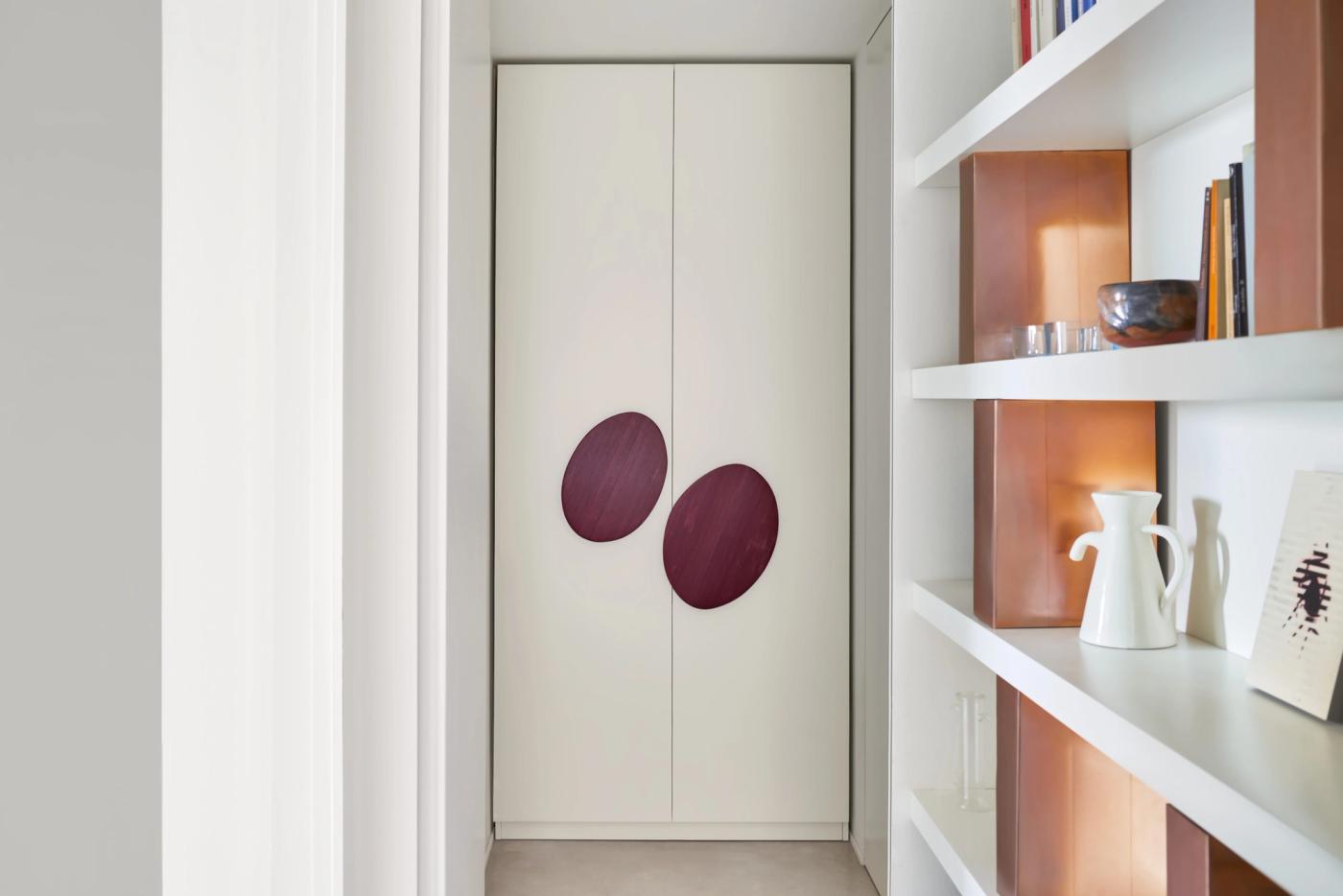 Armadio su misura con ante decorate e libreria integrata in legno, design contemporaneo falegnameria.