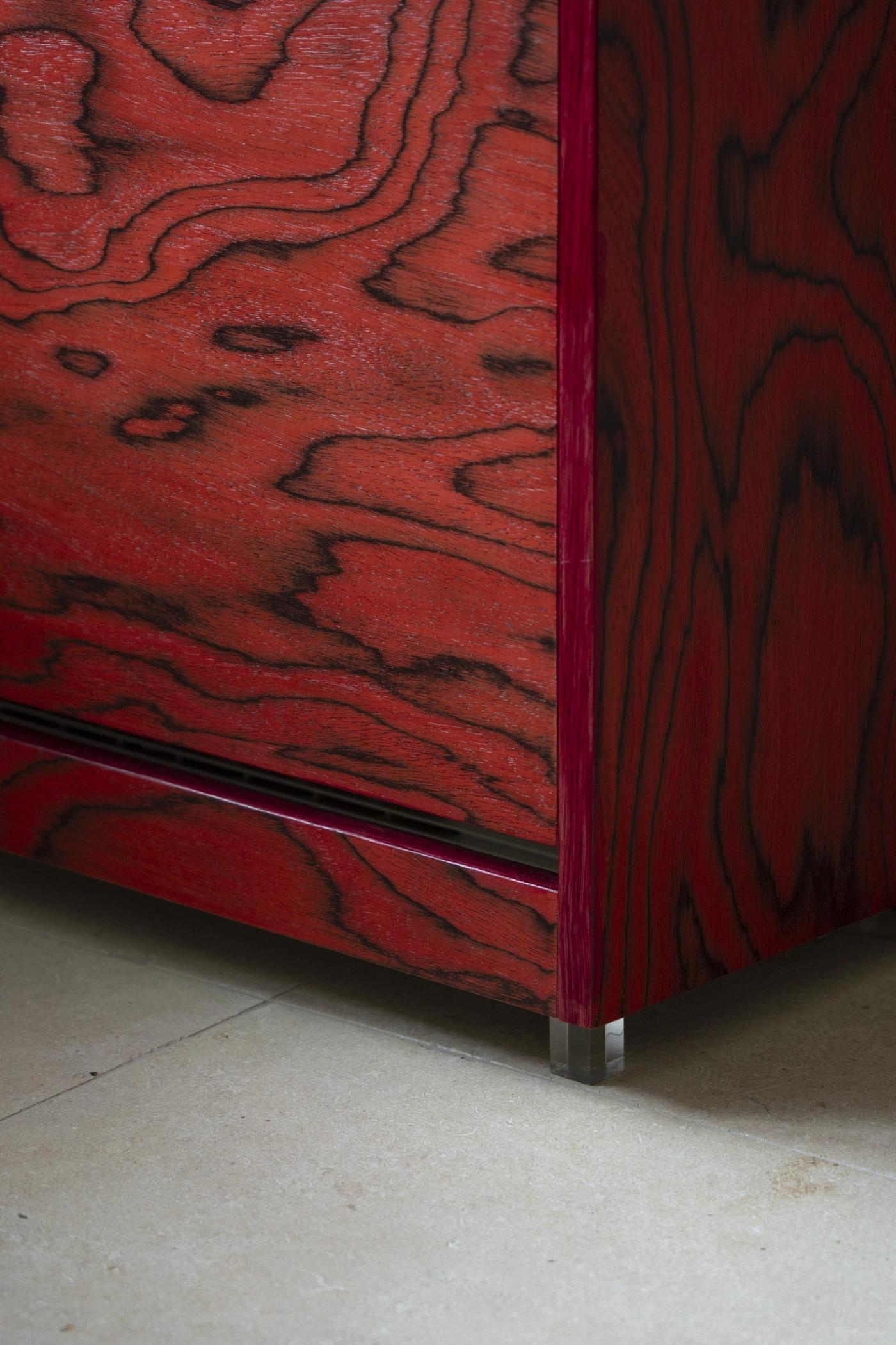 Arredamento su misura in legno rosso con venature naturali e finiture artigianali Loreti e Sibilla.