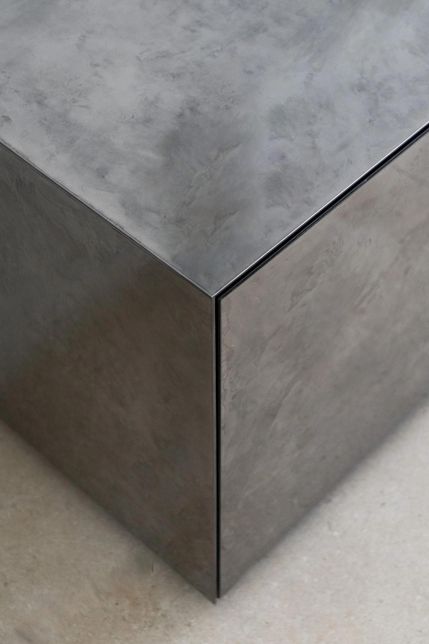 Arredamento in legno grigio con top in cemento, realizzato su misura da falegnameria d'autore.