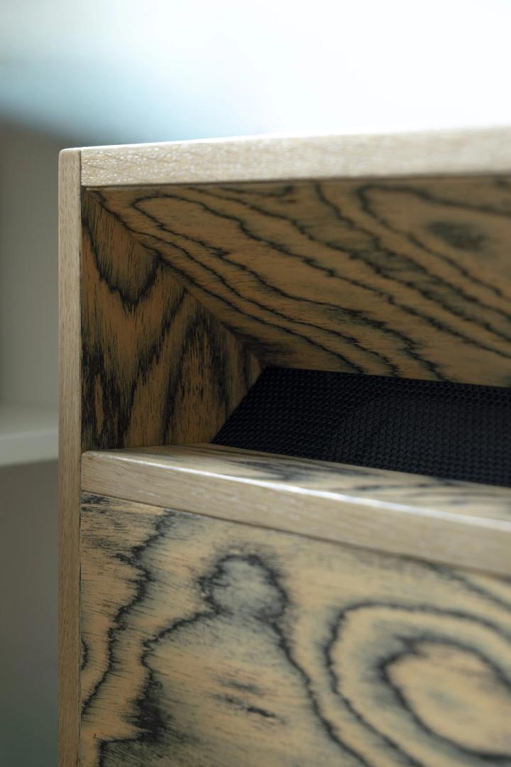 Dettaglio di mobile in legno con venature naturali e finiture artigianali Loreti e Sibilla.