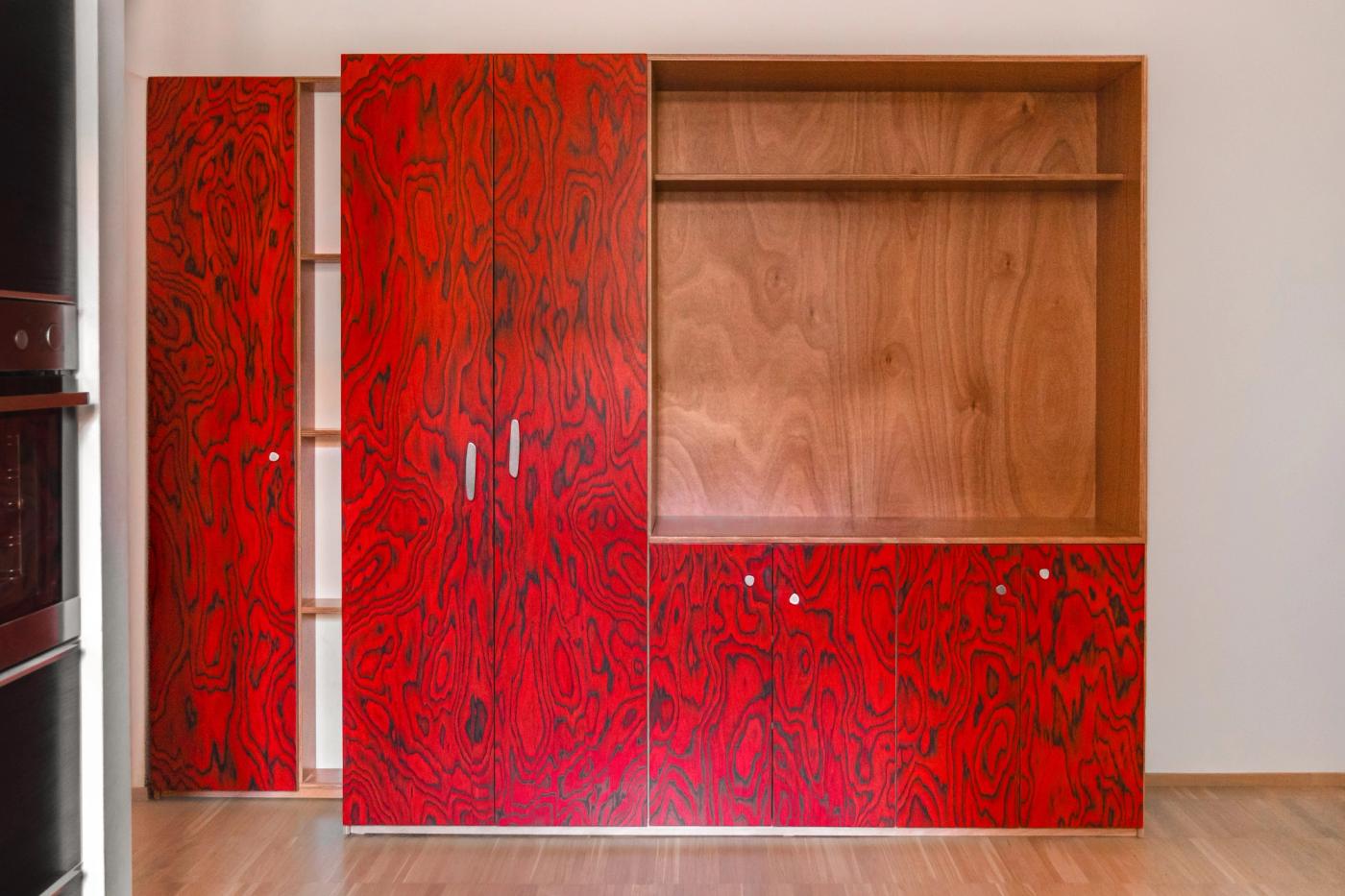 Arredamento su misura in legno: ante rosse decorate e scaffali in noce, design contemporaneo Loreti e Sibilla.