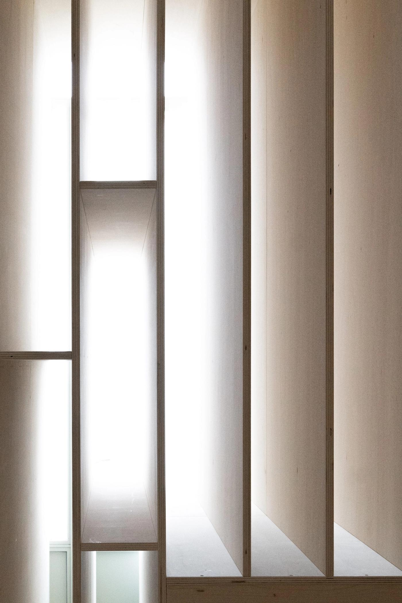Serramenti in legno con vetri e telai naturali che lasciano filtrare la luce, falegnameria Loreti e Sibilla.