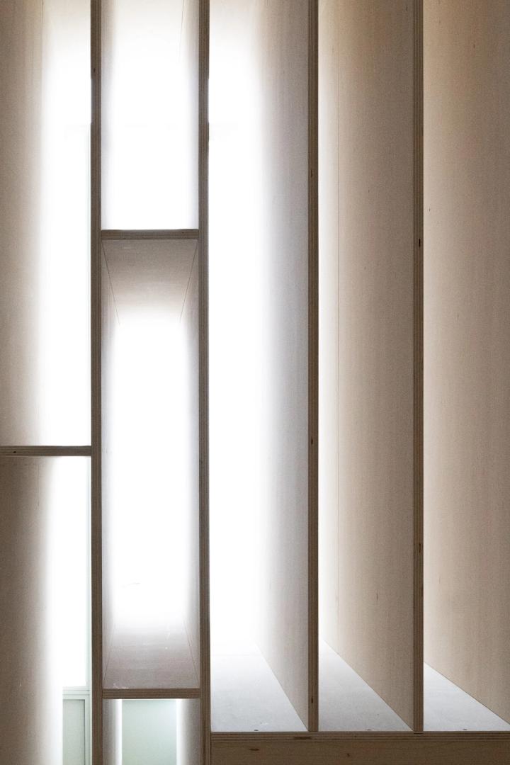 Serramenti in legno con vetri e telai naturali che lasciano filtrare la luce, falegnameria Loreti e Sibilla.
