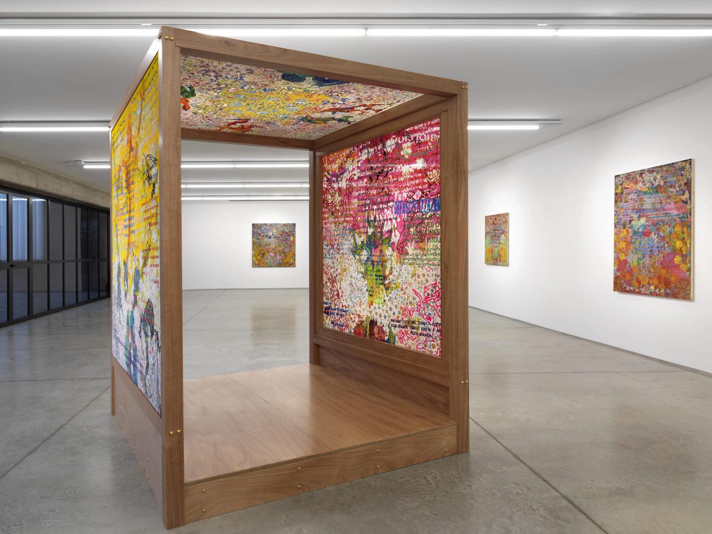 Struttura in legno su misura con pannelli trasparenti e opere d'arte colorata, realizzata da Loreti e Sibilla.
