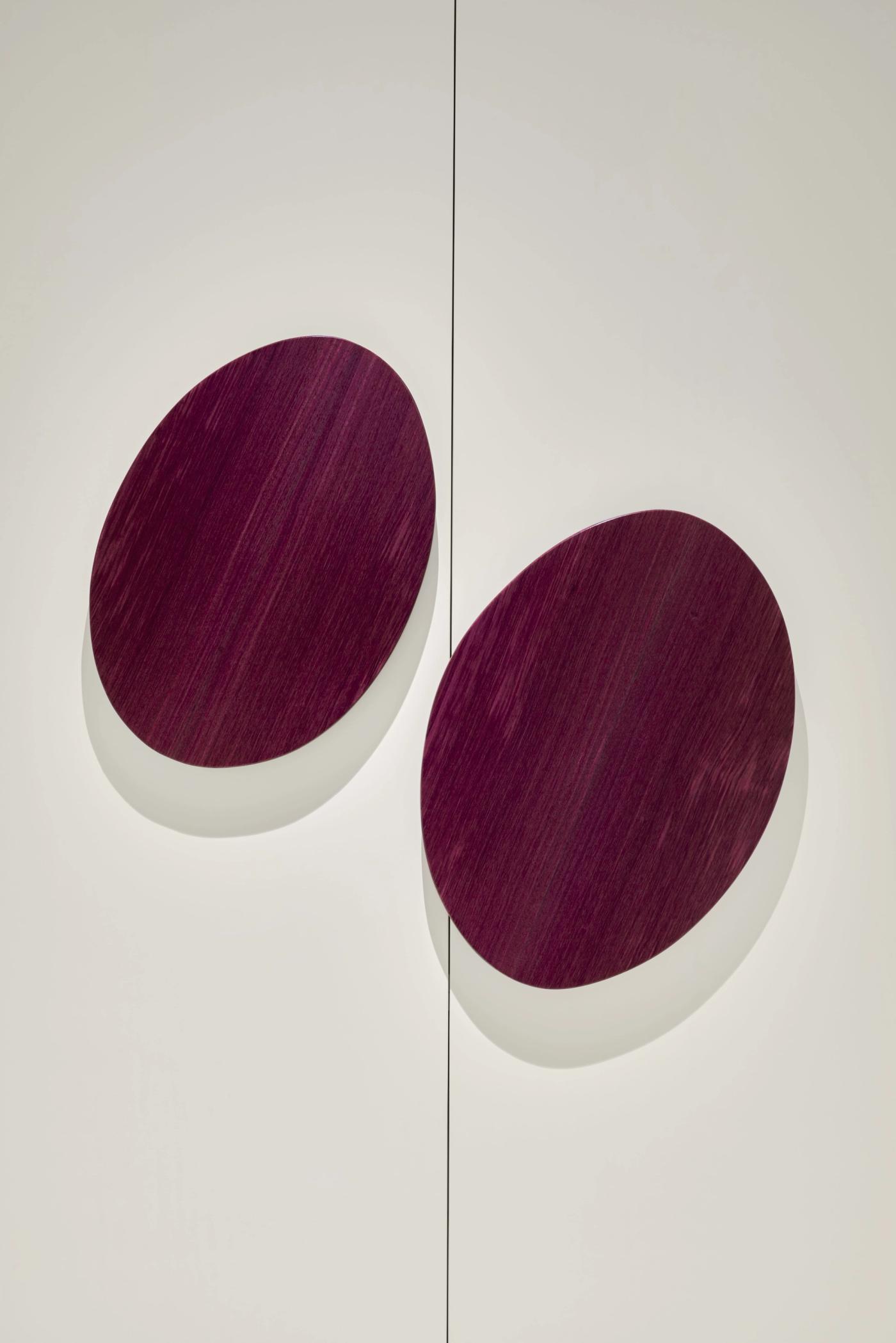 Serramenti rotondi in legno bordeaux e bianco, design moderno falegnameria Loreti e Sibilla.