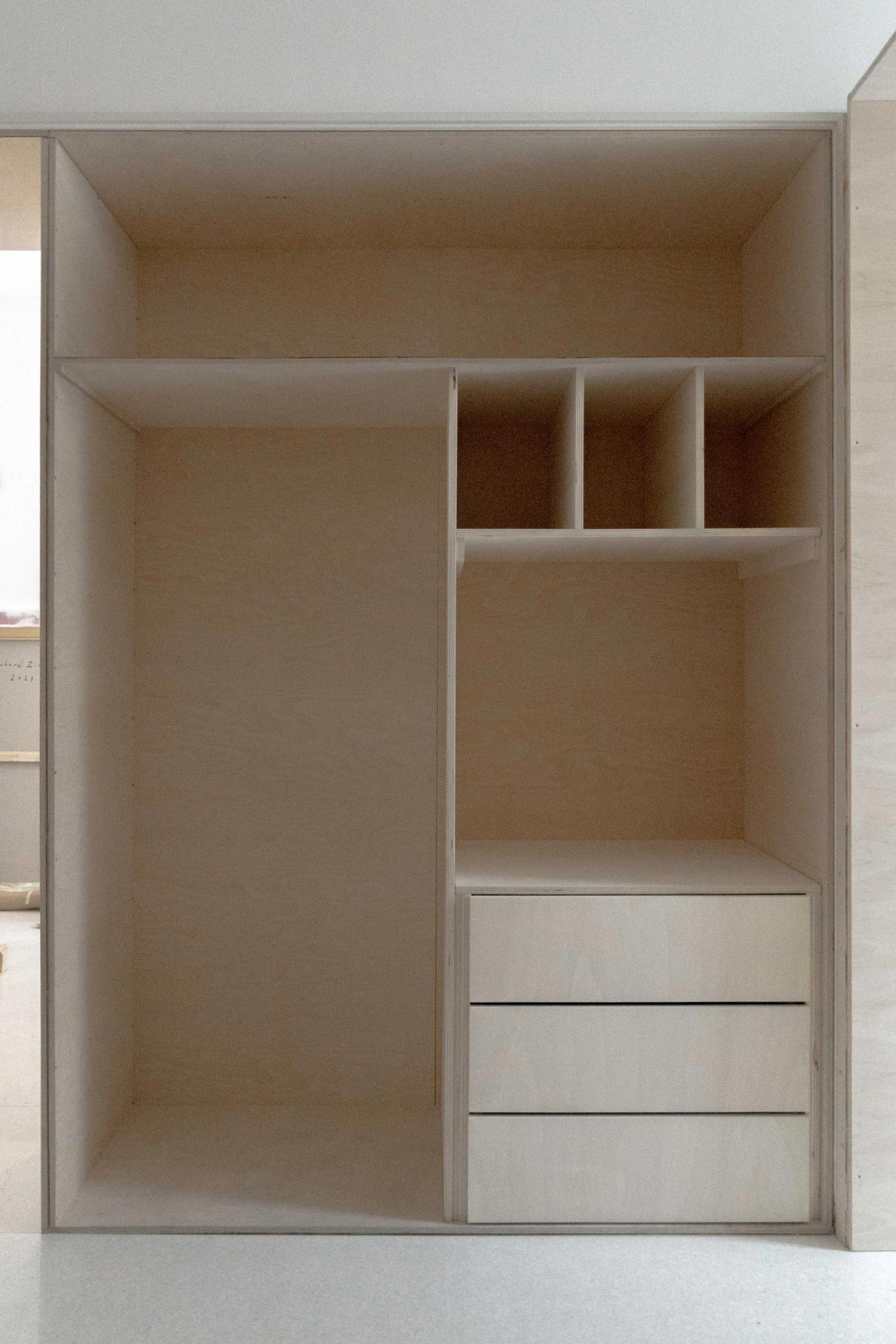 Armadio su misura in legno con cassetti e vani, realizzato da falegnameria Loreti e Sibilla.
