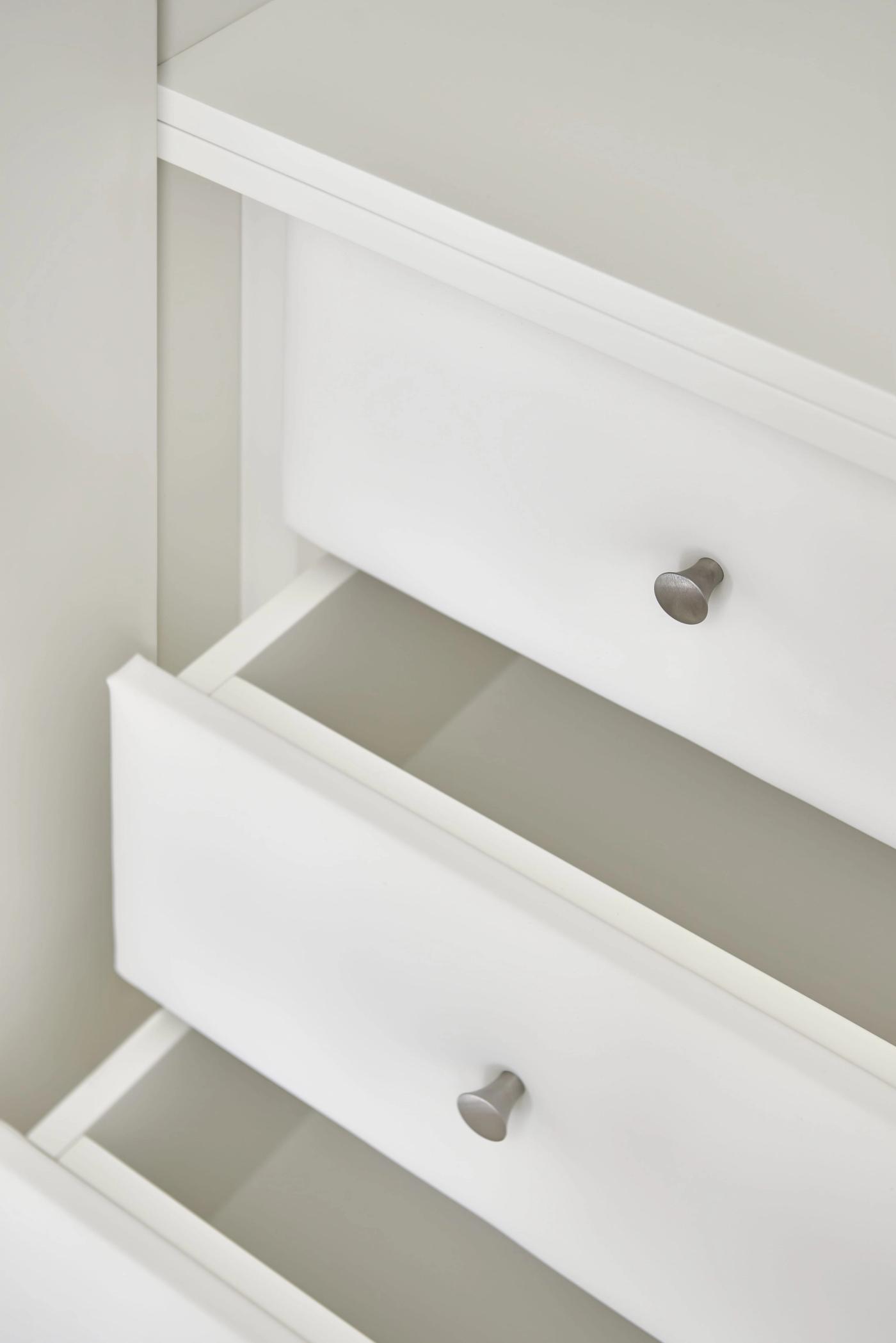 Arredamento su misura in legno bianco con cassetti scorrevoli e maniglie metalliche.