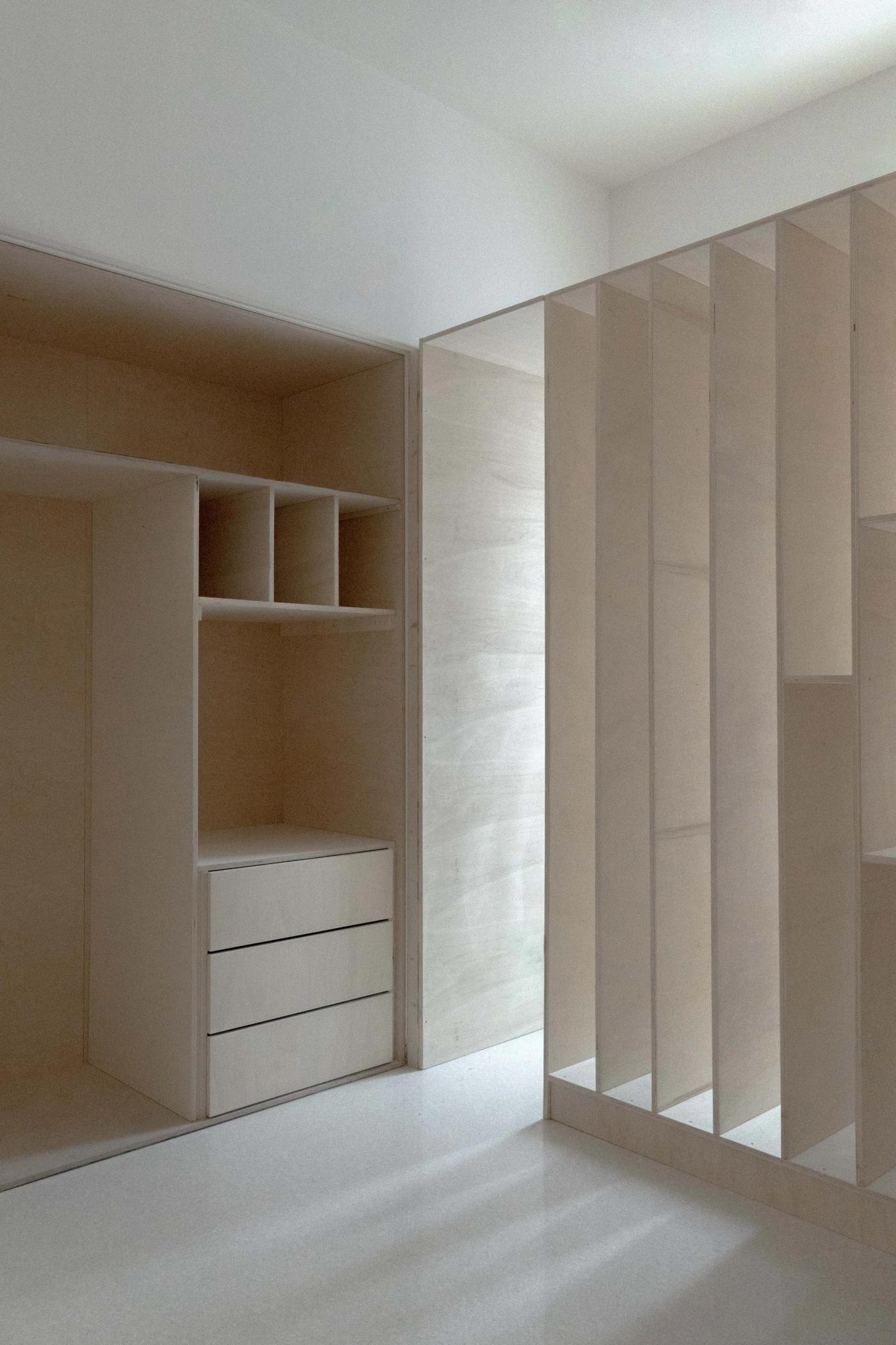 Armadio su misura in legno chiaro con ante scorrevoli e vani organizzati, falegnameria Loreti e Sibilla.