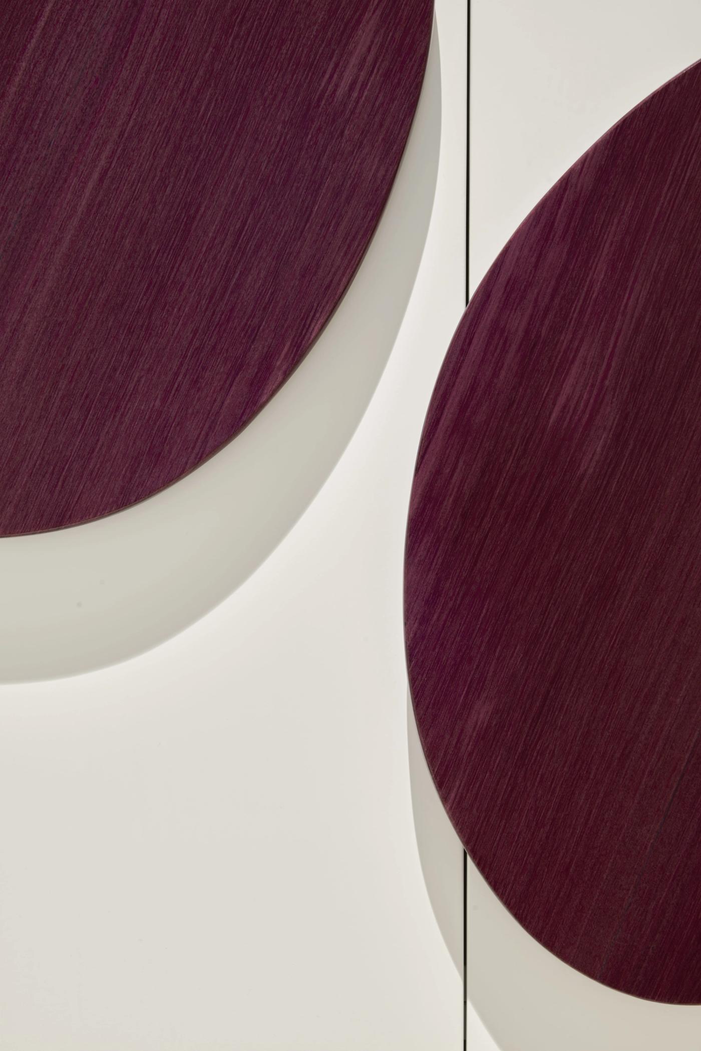 Serramenti su misura in legno viola e bianco con design minimalista e ricercato.