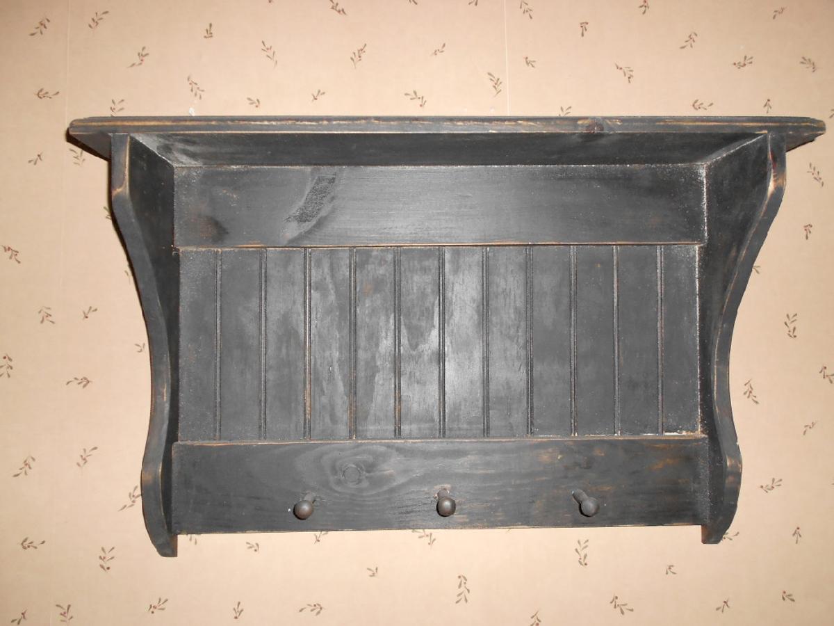 Sm. Beadboard Shelf w/Pegs