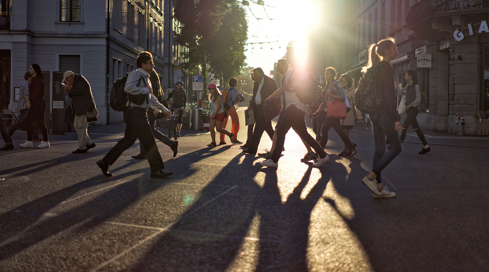 Photo de la place de la gare de Winterthur avec des personnes en déplacement.