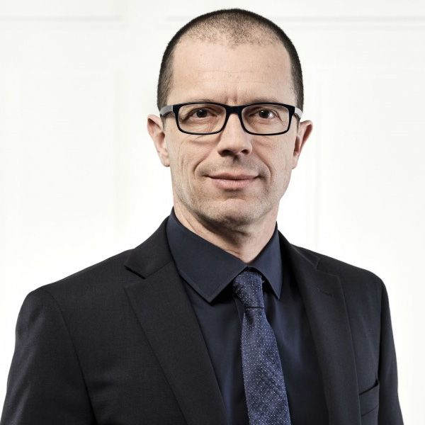 Martin Flügel ist seit 2021 Direktor des Schweizerischen Städteverbands (SSV). Er hat Philosophie und Volkswirtschaft an der Universität Bern studiert. Vor seiner Tätigkeit beim SSV war er für Caritas und Travail.Suisse in leitender Position tätig.