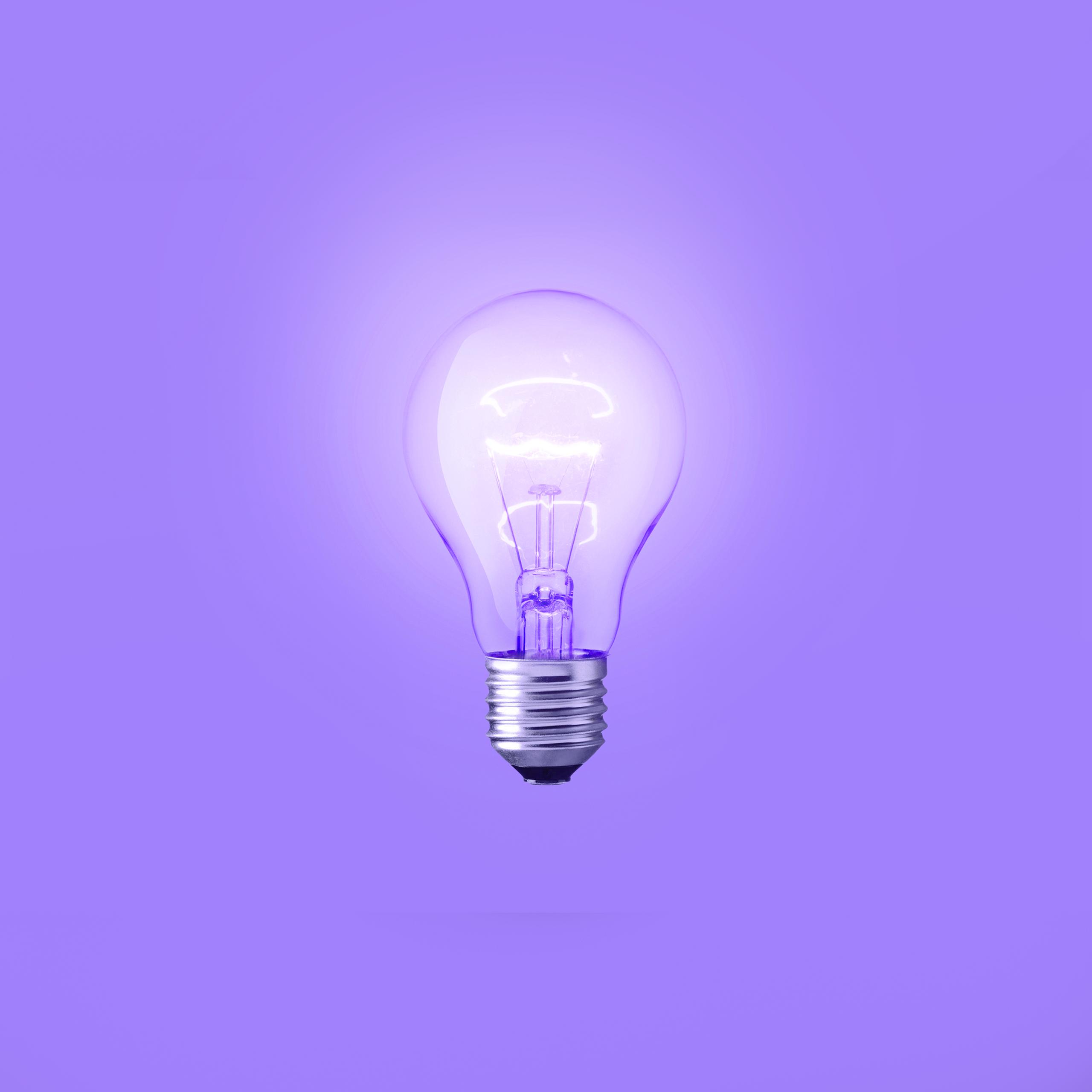 Symbolbild leuchtende Glühbirne