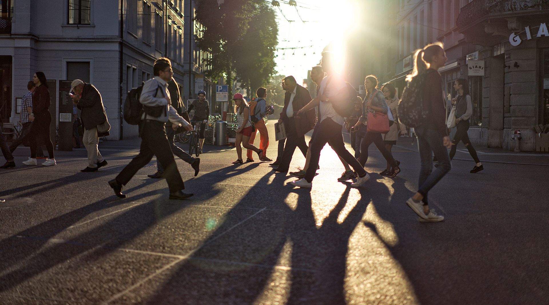 Foto della 'Bahnhofplatz di Winterthur' con persone in movimento