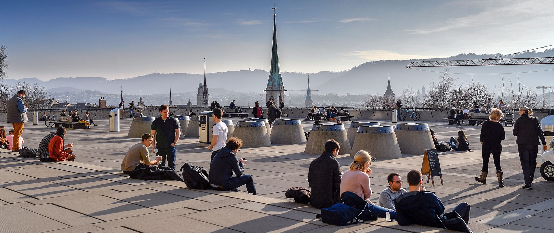 Les têtes pensantes des universités et des bureaux d'études doivent participer à la réflexion sur le Projet de territoire : Terrasse de l'ETH avec vue sur Zürich