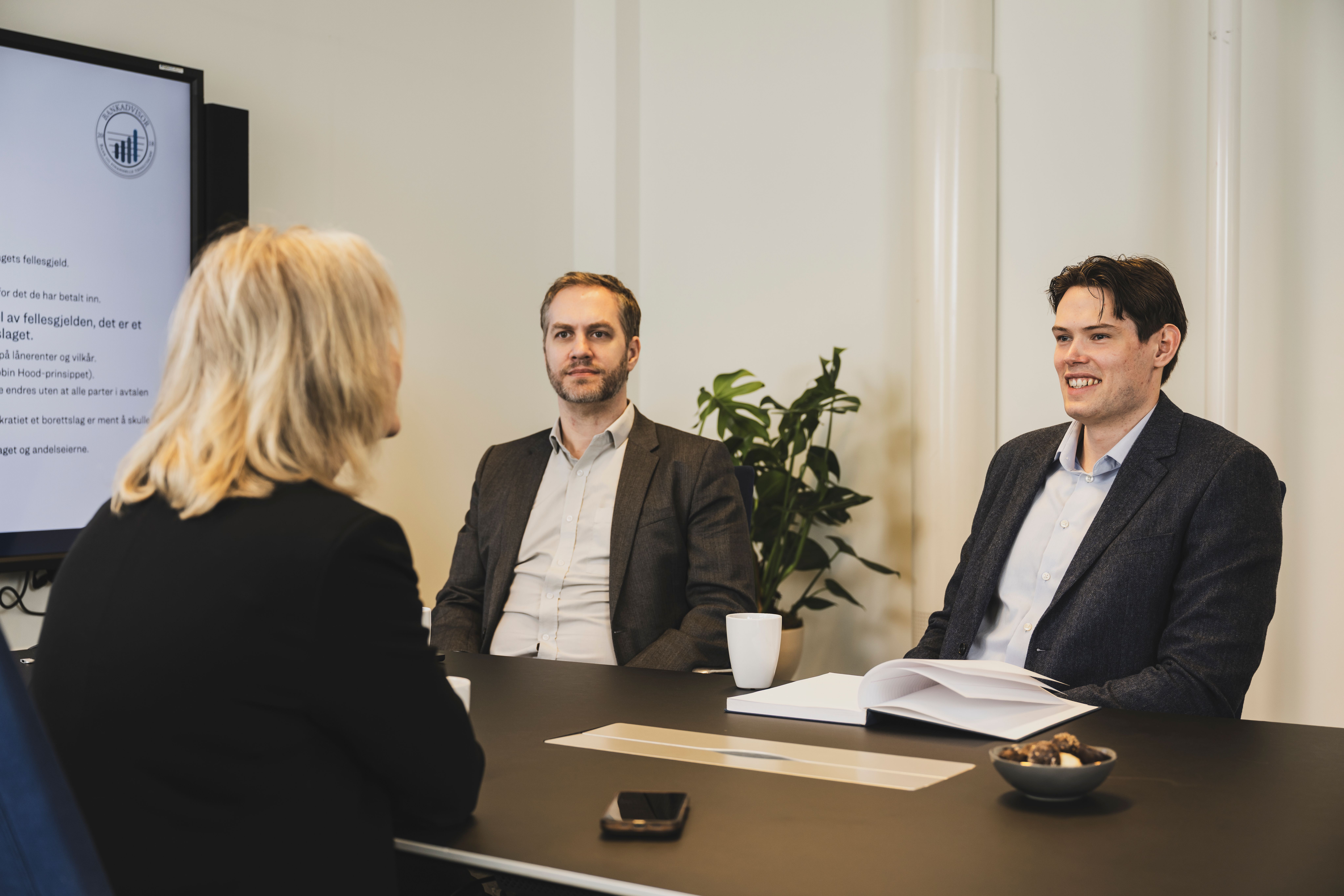 møte med tre smilende menesker. 