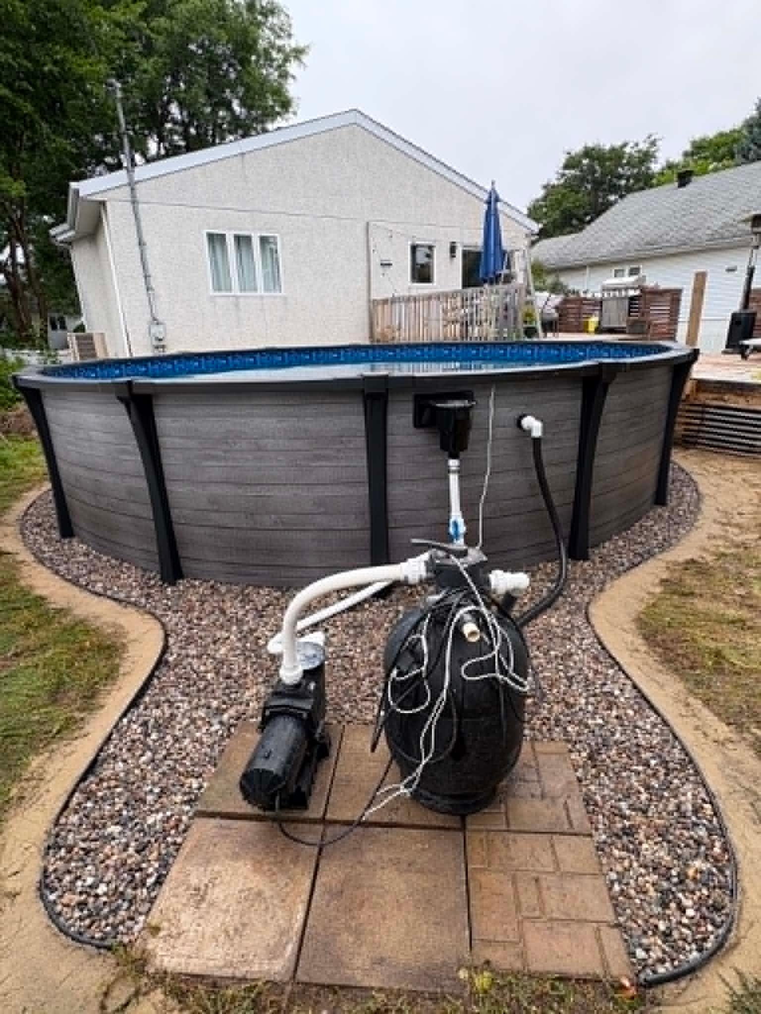 piscine finie avec vue de la pompe