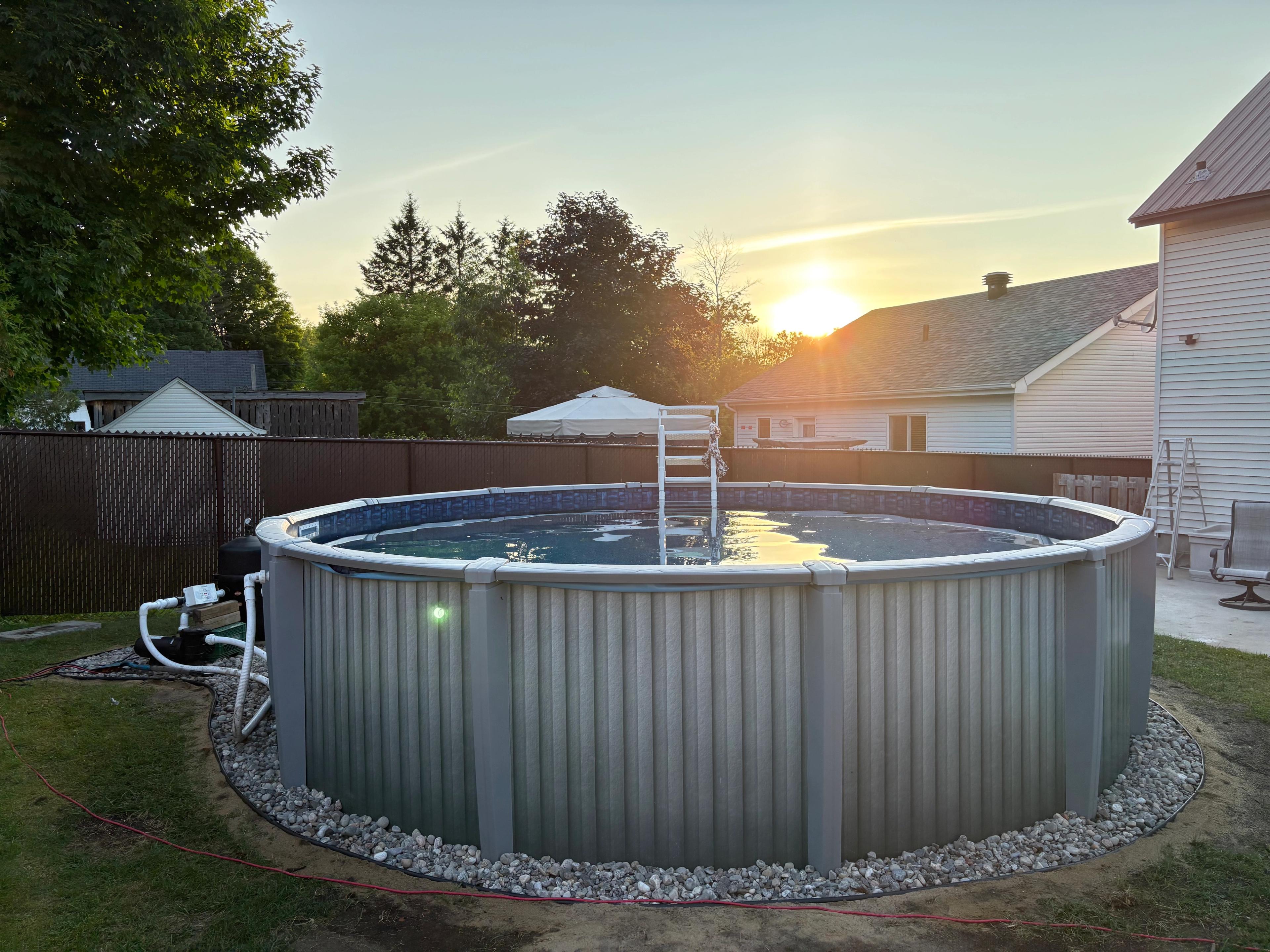 piscine terminée avec couché de soleil