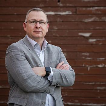 Jassen Bluto headshot