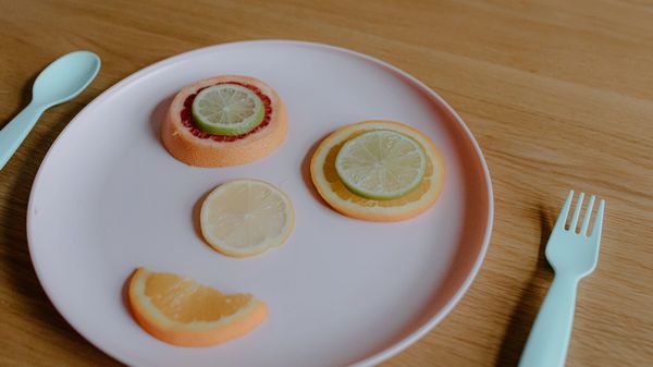 Plate with fruit in the shape of a smiley face