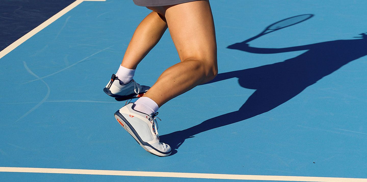 Tennis player wearing Pines Atomic Court in Arctic Flame