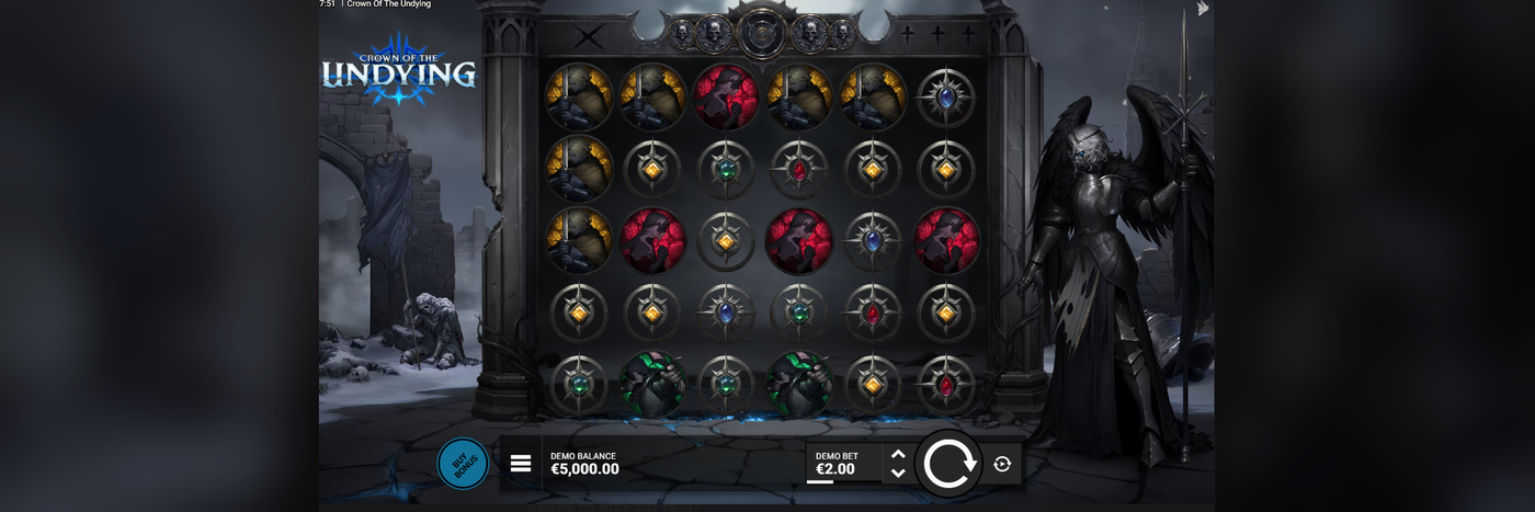 FlushでプレイできるCrown of the Undyingのベースゲーム。宝石とUndeadキャラクターのシンボルが並ぶ6×5のクラスターペイグリッドと、リールの横に立つ堕ちた騎士のキャラクター