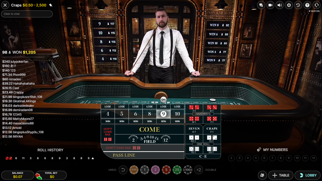베팅 단계에서 베팅 보드가 겹쳐 표시된 Evolution의 Craps Live 테이블의 크루피어 - Flush