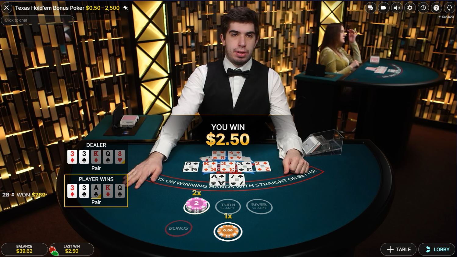 테이블에 공개된 Evolution의 Texas Hold'em Bonus Poker 라이브 카지노 승리 핸드 - Flush