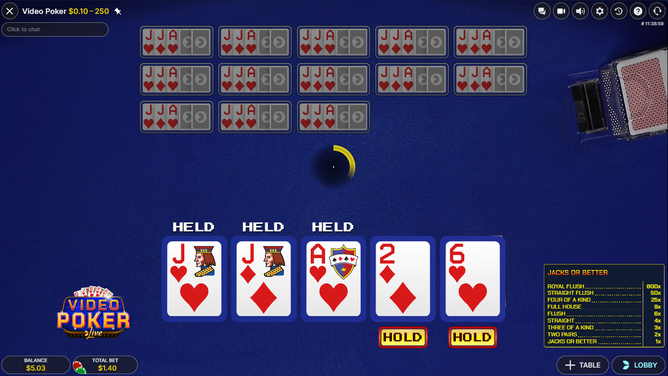 Evolution の Video Poker Live、テーブル上のカード、13のバーチャルハンド、ジャックのペアとエースが表示されたカジノのライブゲーム - Flush