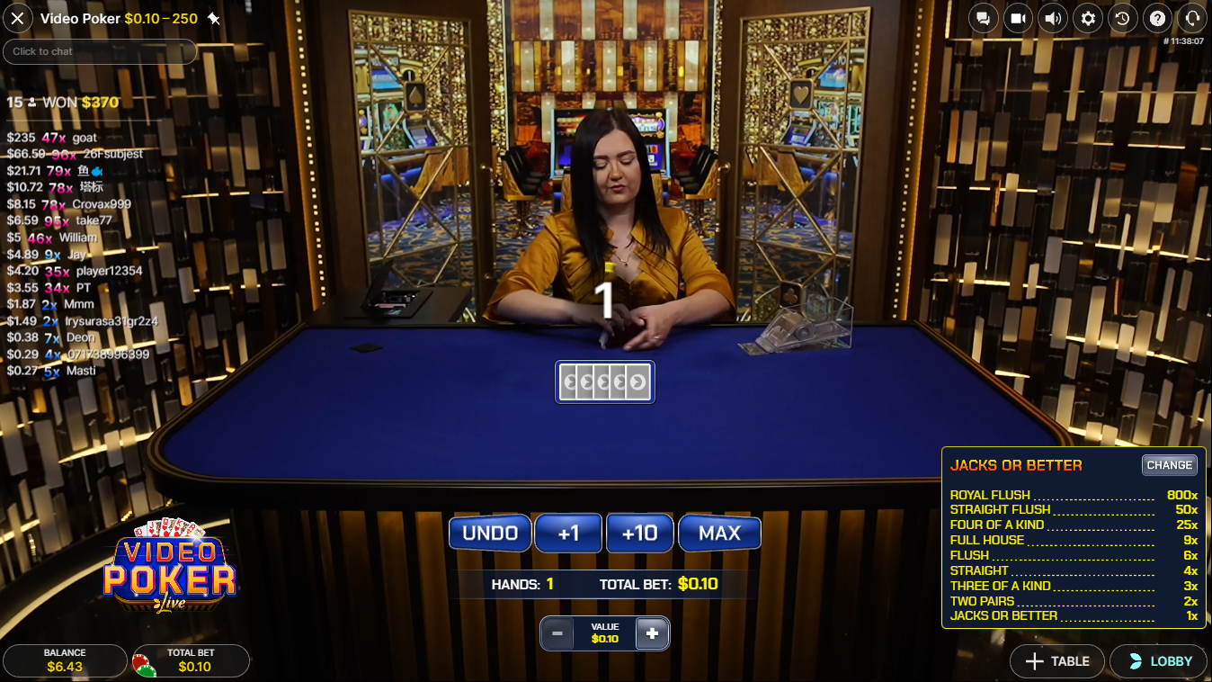 Evolution の Video Poker Live、ライブカジノでプレイ中のハンド数と合計ベット額が表示されたベットフェーズ中の女性ホスト - Flush