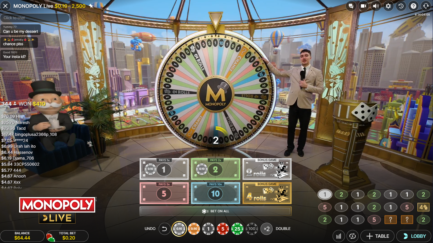 EvolutionのMonopoly Live。ベット受付中のゲームセットで、大きなマネーホイールの横にMr. Monopolyとホストがいる様子 - Flush