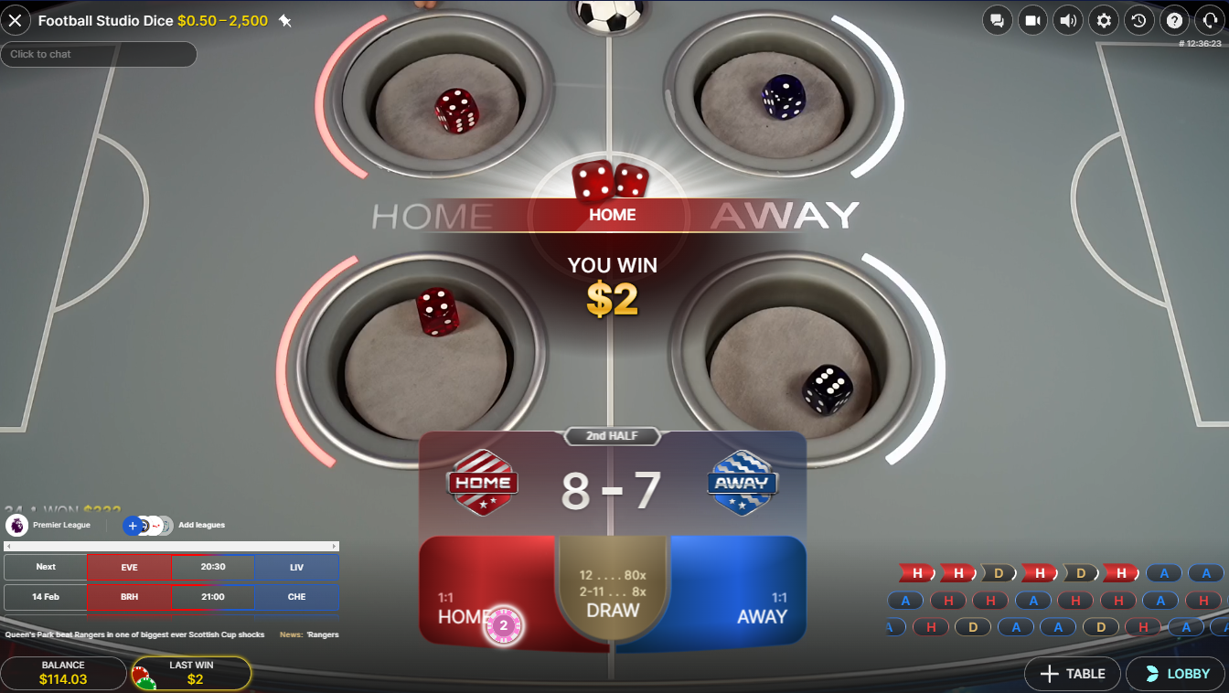 Evolution의 Football Studio Dice 라이브 카지노, 주사위 결과가 공개되어 홈 팀 베팅의 승리를 보여 주는 화면 - Flush