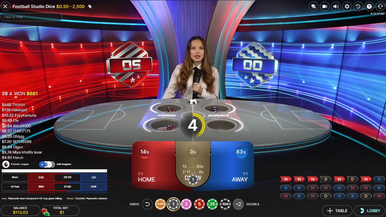 Evolution의 Football Studio Dice 라이브 카지노, 무승부 베팅이 걸린 베팅 단계와 게임을 진행하는 여성 호스트 - Flush