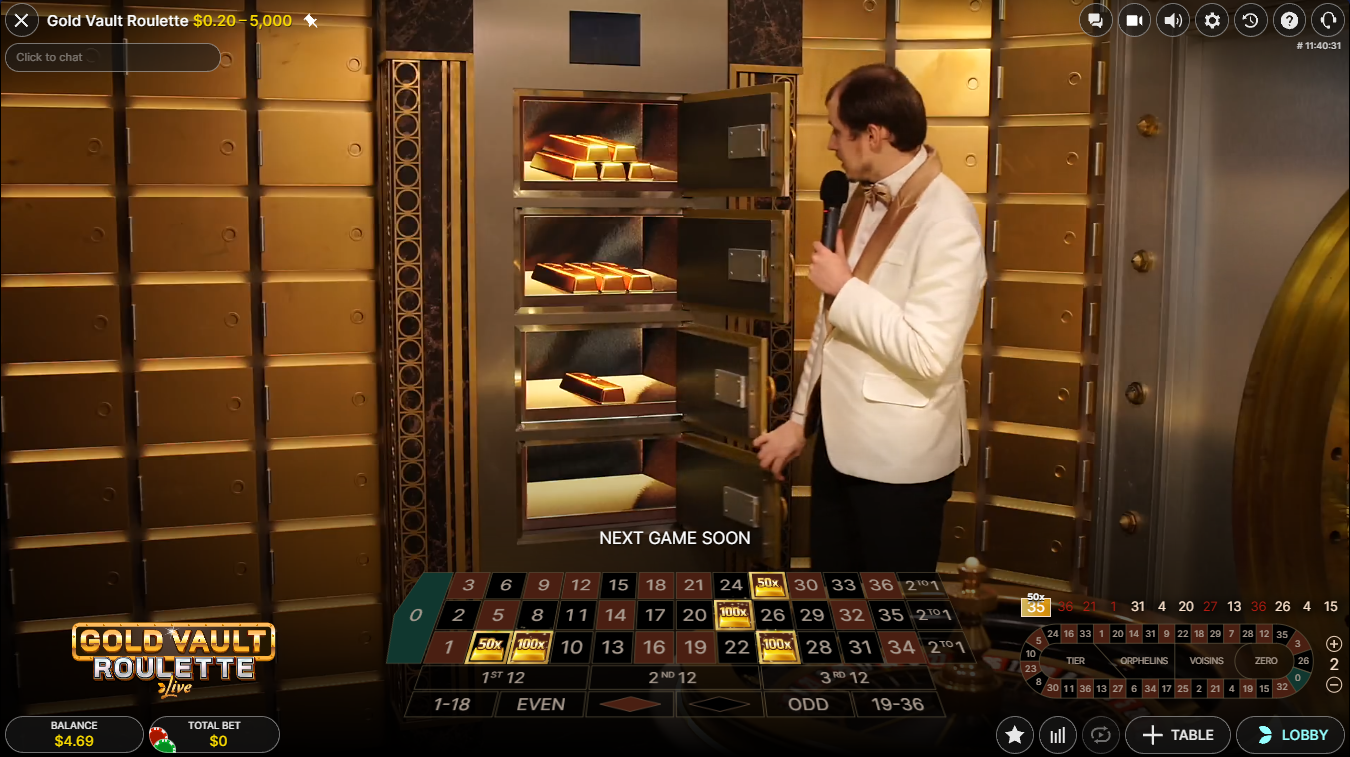 Evolution의 Gold Vault Roulette Live, 금고를 열어 룰렛 보드에 적용된 멀티플라이어를 공개하는 호스트 - Flush