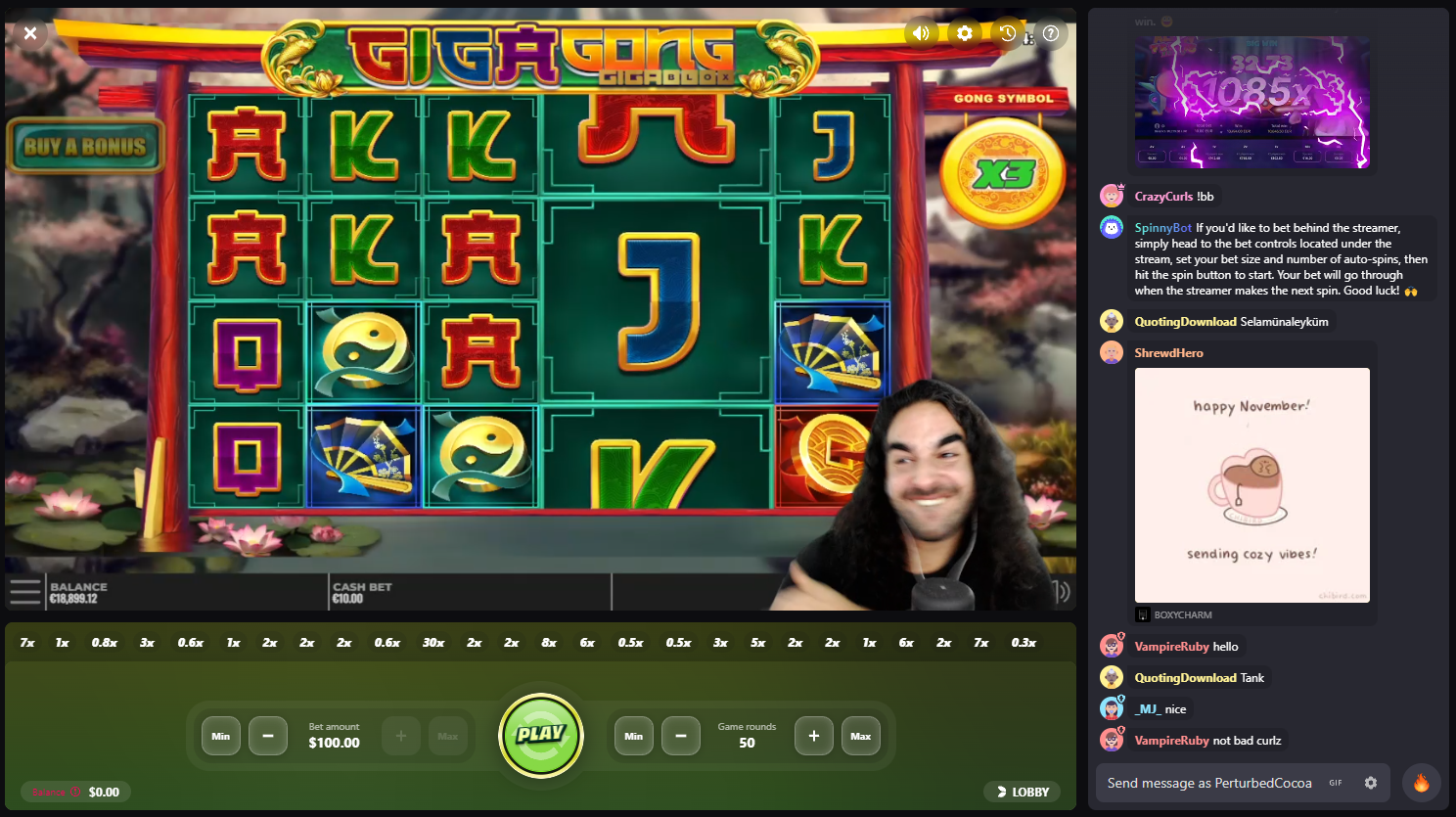 Evolution의 Bet with Streamers 남성 라이브 카지노 스트리머가 Yggdrasil Gaming의 GigaGong Gigablox 슬롯 게임을 플레이하는 모습 - Flush