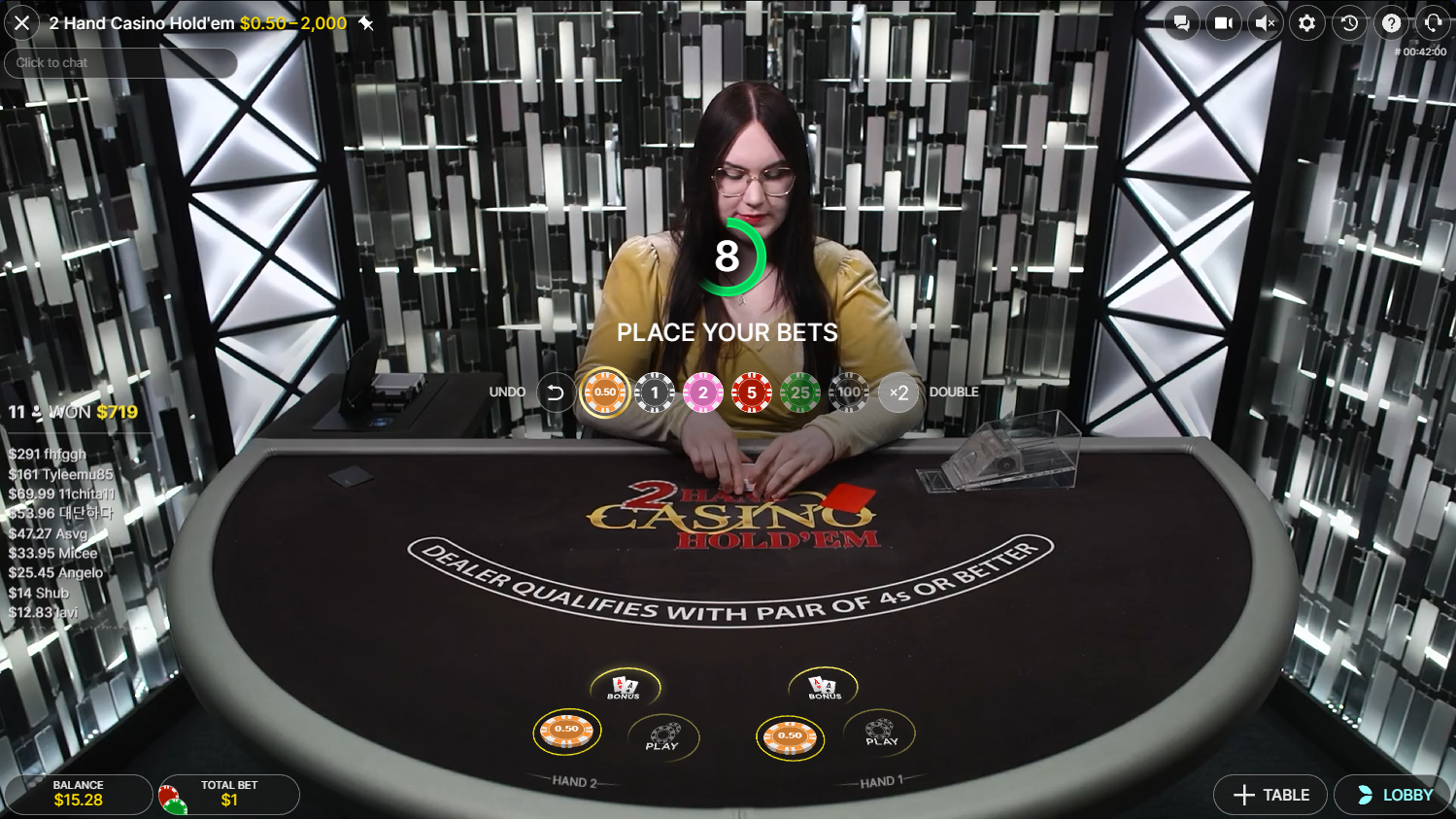 EvolutionのLive 2 Hand Casino Hold'em、ディーラー、チップ、カウントダウンタイマーが表示されたライブカジノポーカーのベットフェーズ - Flush