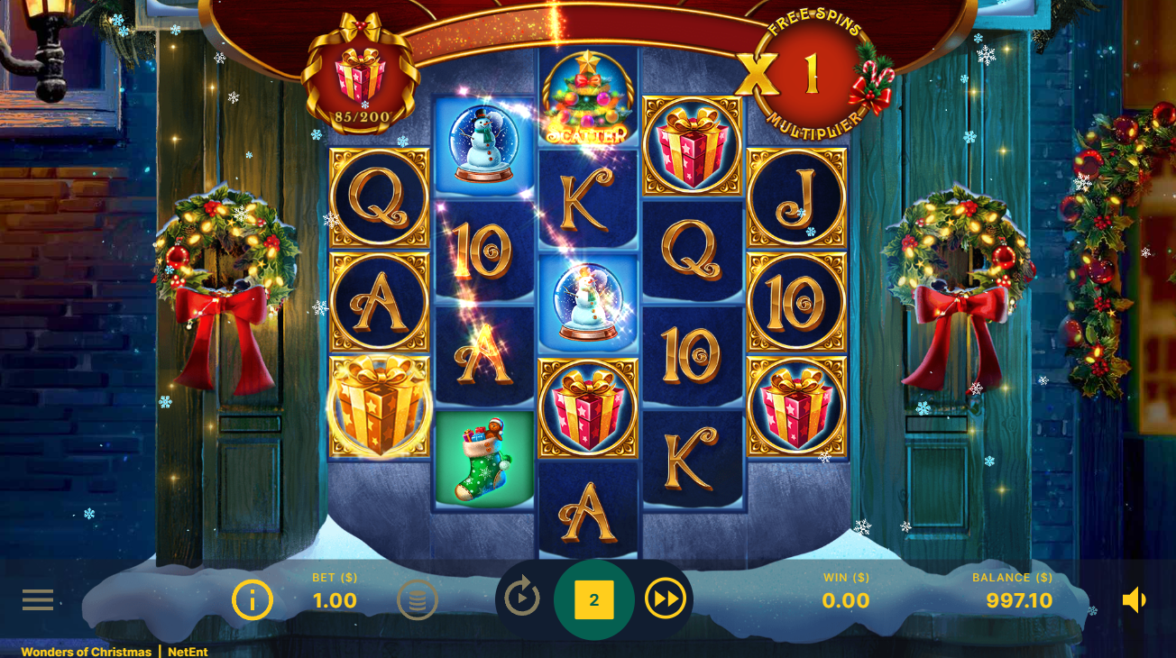 NetEntのWonders of Christmasスロット：リール上にシンボルと金色のフレームが並ぶベースゲーム - Flush