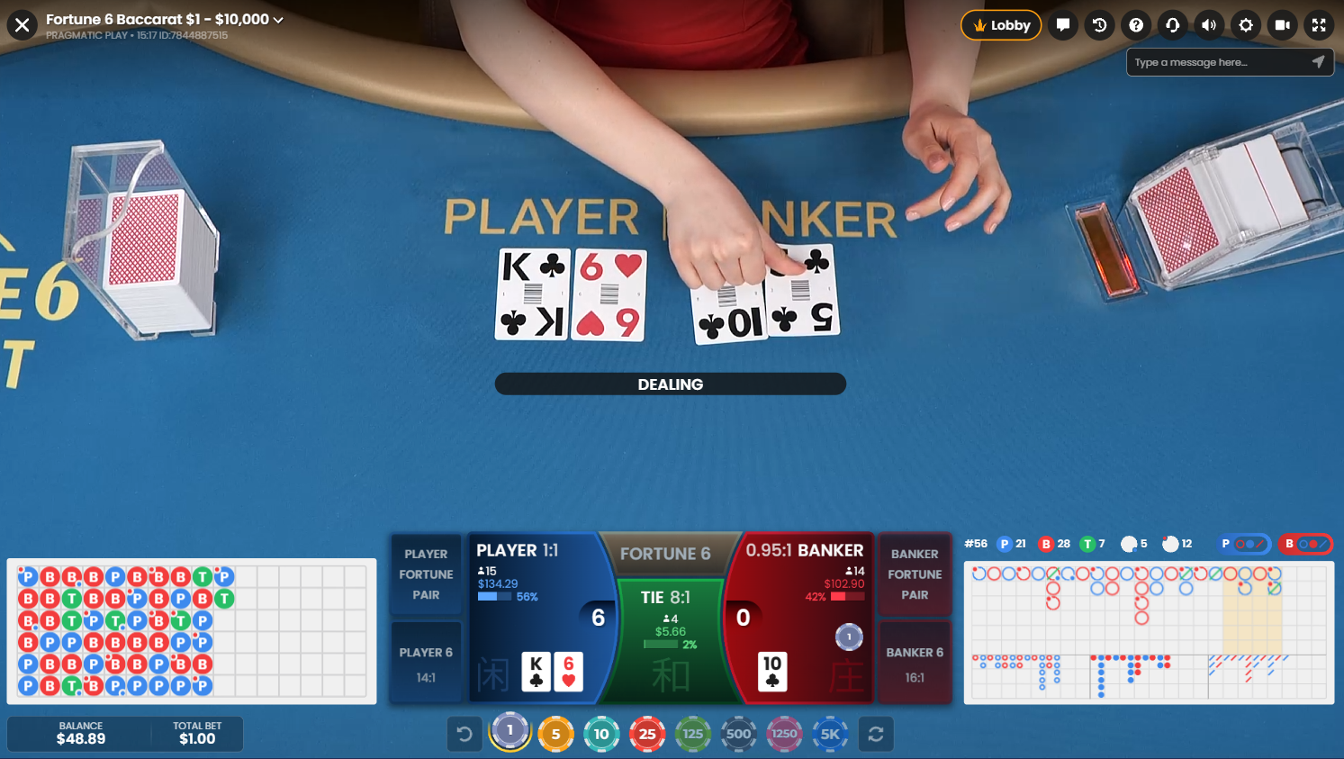 PlayerとBankerのハンドを配るクルピエを上から映したPragmatic PlayのFortune 6 Baccaratライブカジノ - Flush