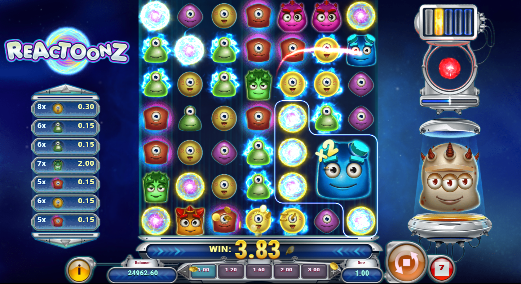 7x7 그리드에서 심볼과 클러스터 당첨을 보여 주는 Play’n GO Reactoonz 슬롯 기본 게임, Flush