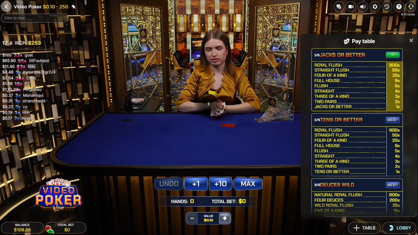 Evolution の Video Poker Live、ライブカジノの環境でゲームバリエーションと配当が表示された画面と女性ホスト - Flush
