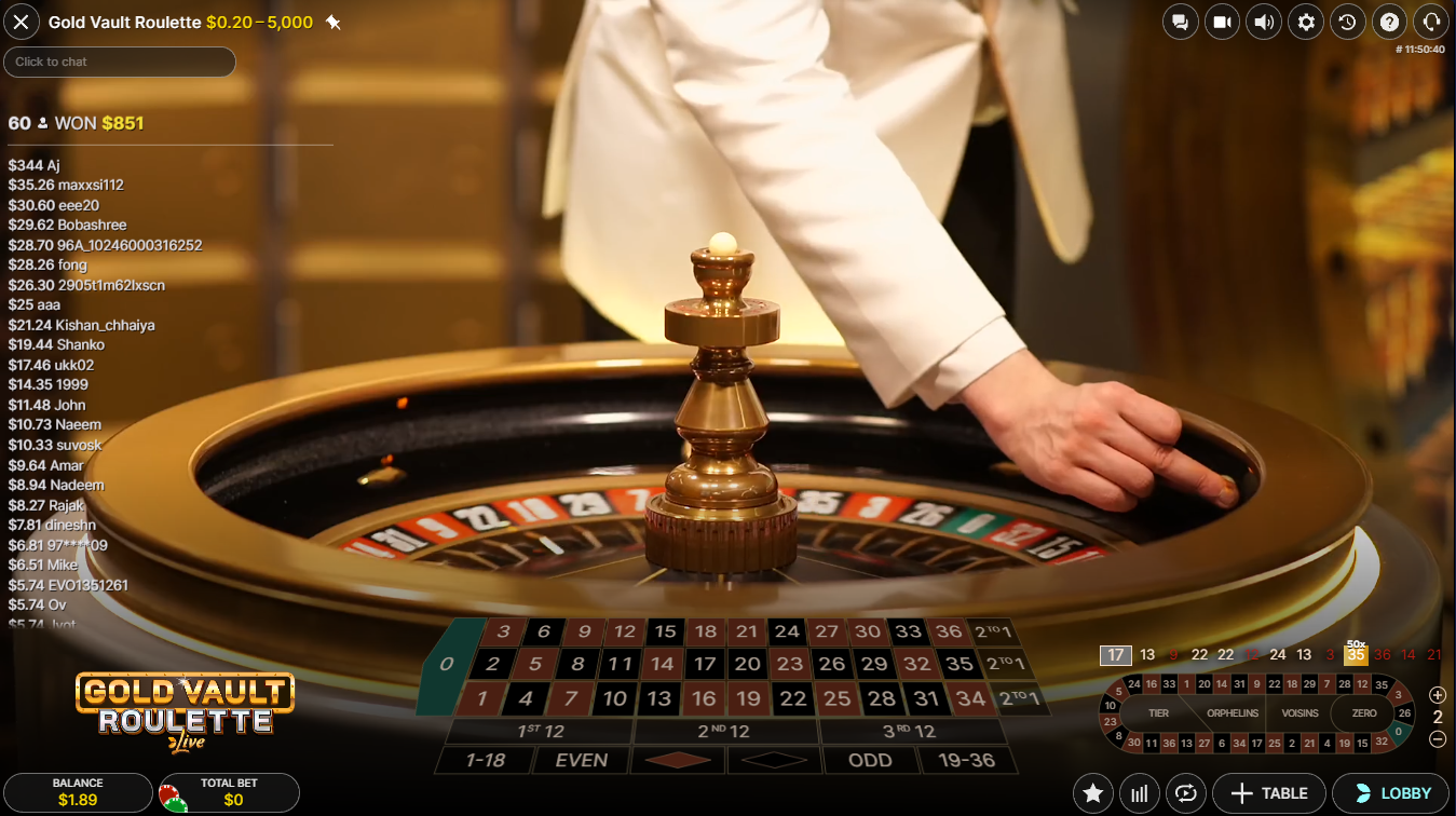Evolution의 Gold Vault Roulette Live, 게임 중 룰렛 휠을 돌리는 남성 호스트 - 라이브 카지노 - Flush