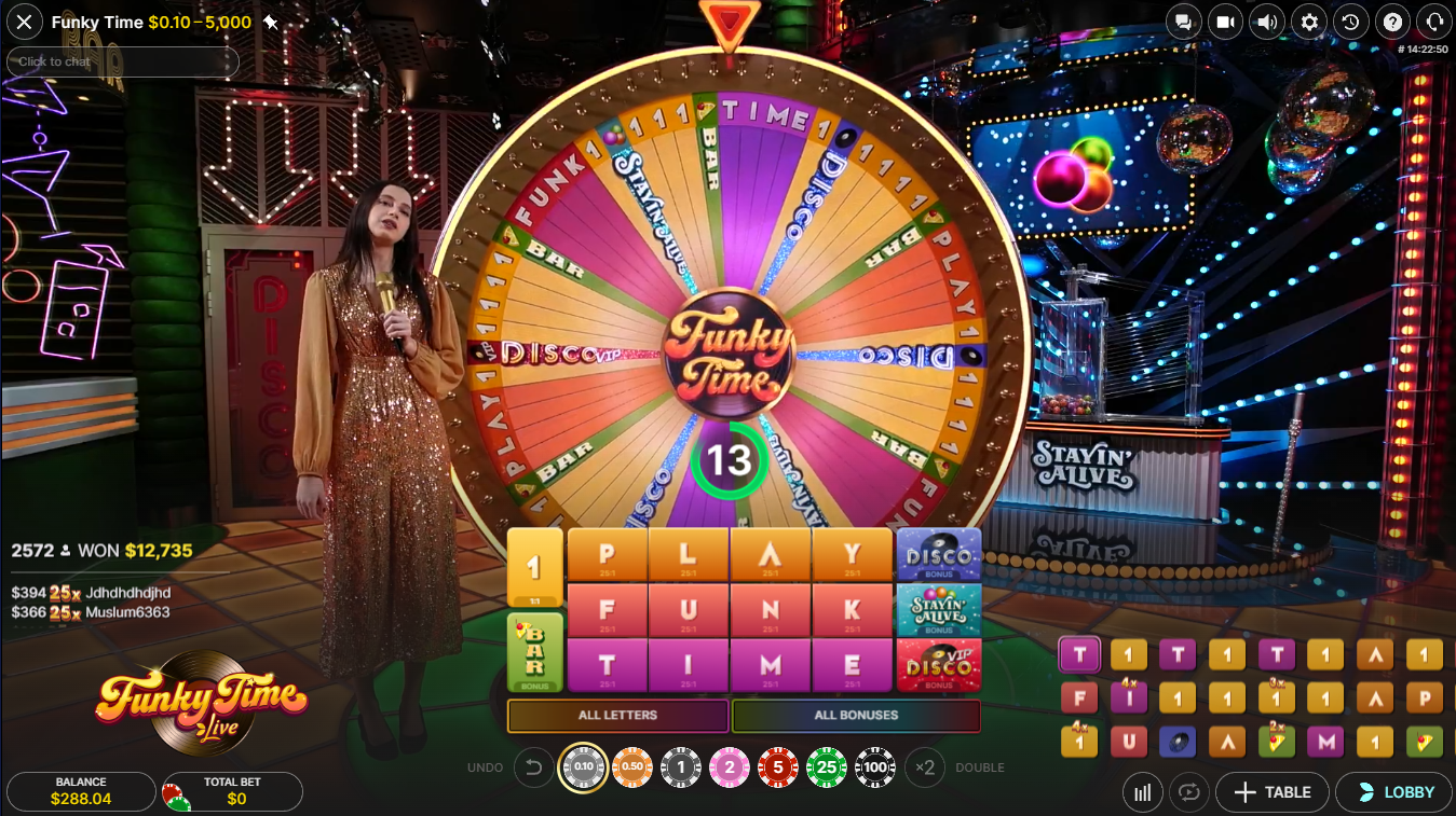 EvolutionのFunky Time Live。ベットインターフェースとタイマーが表示されたDigiWheelの隣に立つゲームホスト - Flush