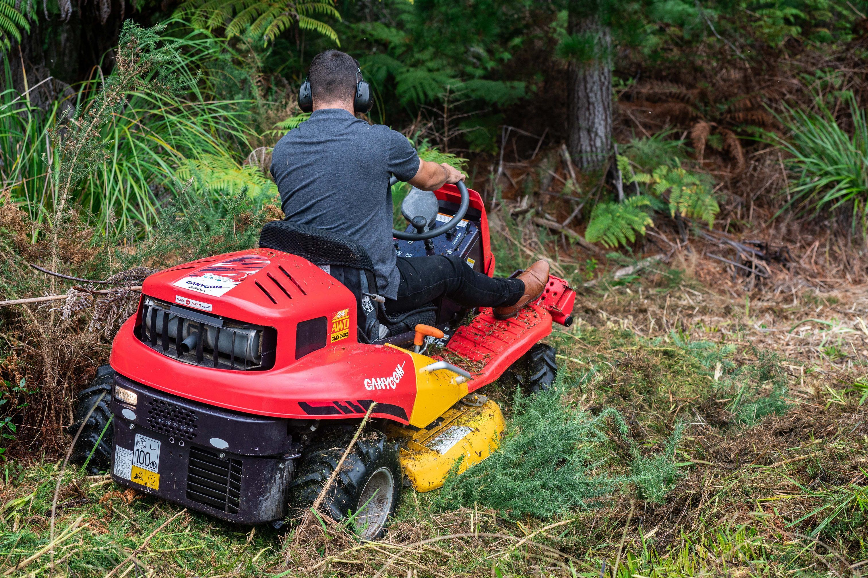 Canycom cutting in thick vegetation with the shaft drive deck
