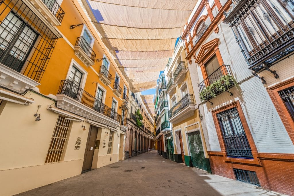 Teli ombreggianti sopra calle Sierpes a Siviglia