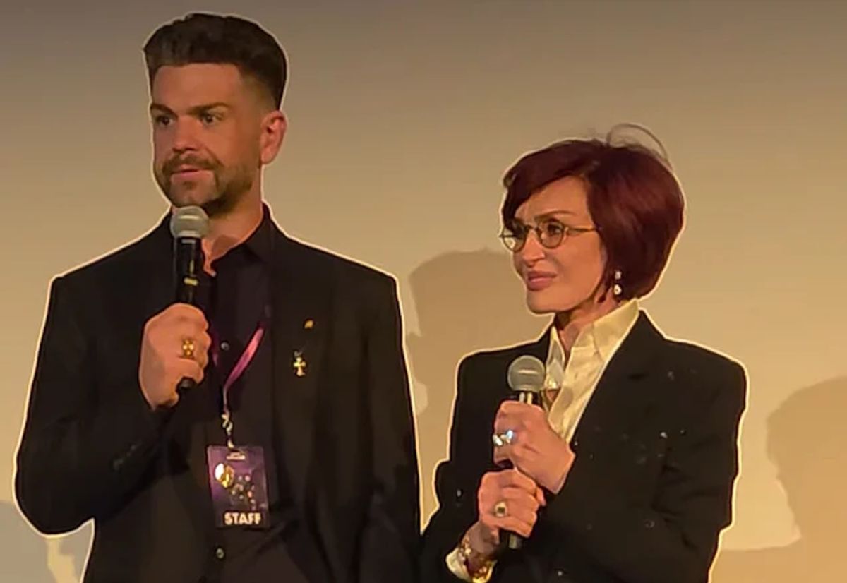 Mira: JACK y SHARON OSBOURNE presentan el estreno mundial en alfombra púrpura de 'Ozzy & Black Sabbath: Back To The Beginning' en Los Ángeles