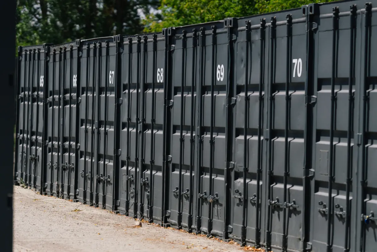 Rząd ponumerowanych kontenerów magazynowych na terenie Celtic Self Storage Piaseczno