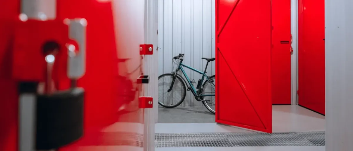 Otwarty boks magazynowy z rowerem w środku w Celtic Self Storage Piaseczno
