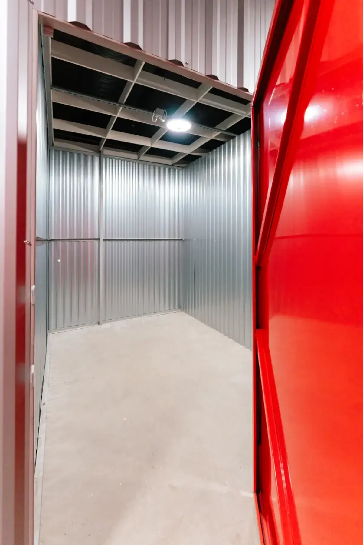Korytarz w Celtic Self Storage Łomianki z gaśnicami, oznaczeniami i kamerą monitoringu